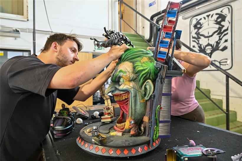 Diese Joker-Figur gehört zu den komplexeren Figuren von Tsume Art und erforderte mehrere Personen beim Aufbau
