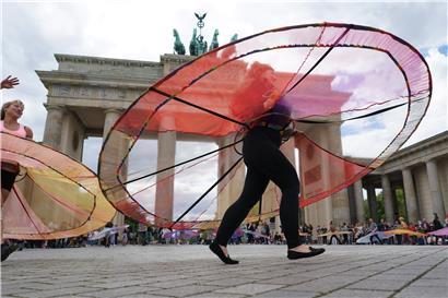 Diese Künstlerinnen in Berlin zeigen mit ihrer Performance DisTanz (und ihren überdimensionierten Röcken), wie Abstandhalten geht
