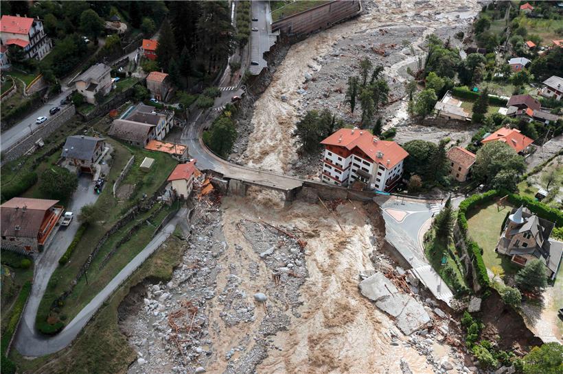 Diese Luftaufnahme zeigt die Schäden, die von schweren Regenfällen und Überschwemmungen verursacht wurden. Nach Unwettern und Überschwemmungen in der Region der südfranzösischen Metropole Nizza werden nach Medienberichten mindestens neun Menschen vermisst. 
