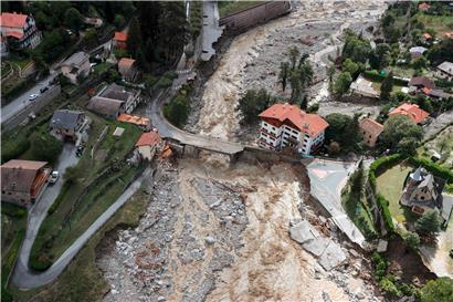 Diese Luftaufnahme zeigt die Schäden, die von schweren Regenfällen und Überschwemmungen verursacht wurden. Nach Unwettern und Überschwemmungen in der Region der südfranzösischen Metropole Nizza werden nach Medienberichten mindestens neun Menschen vermisst. 
