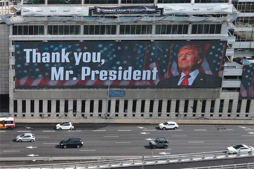 Diese Luftaufnahme zeigt eine Werbetafel mit einem Porträt des US-Präsidenten Donald Trump und einem Slogan, die am 5. Februar 2025 an der Fassade eines Hotelgebäudes in Tel Aviv angebracht ist. Der überraschende Vorschlag von Präsident Donald Trump, dass die Vereinigten Staaten den Gazastreifen übernehmen und dessen Bevölkerung umsiedeln, stieß auf eine entschiedene Ablehnung seitens der…
