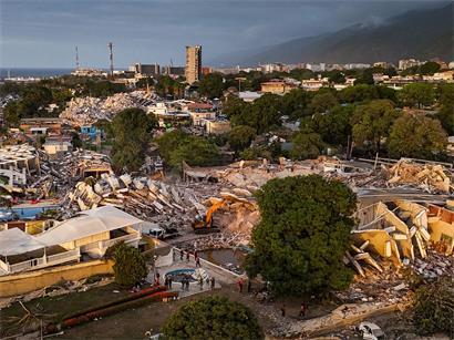 Luftaufnahme zerstörter Gebäude nach Erdbeben in Caraballeda, Venezuela, zeigt Schäden und Zerstörung nach Naturkatastrophe
