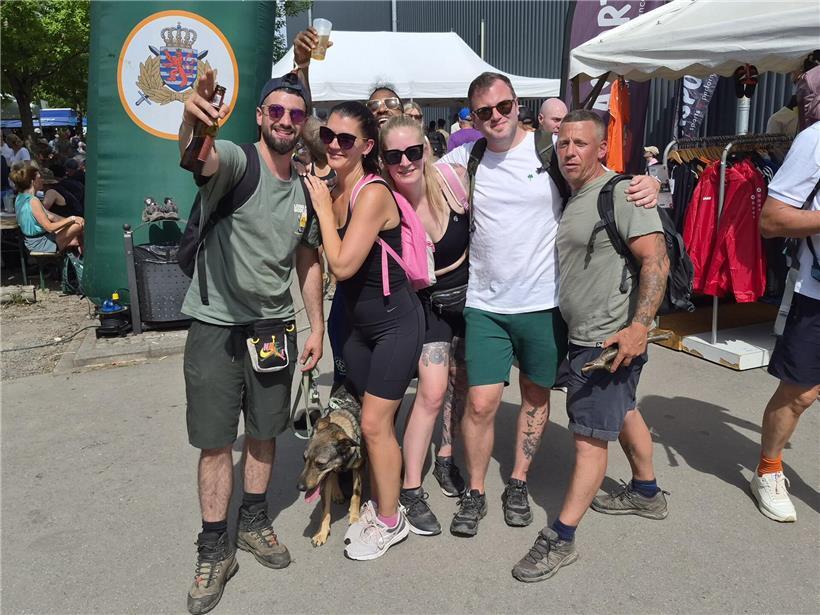Glückliche Luxemburger genießen ein kühles Bier nach der Wanderung in der Natur
