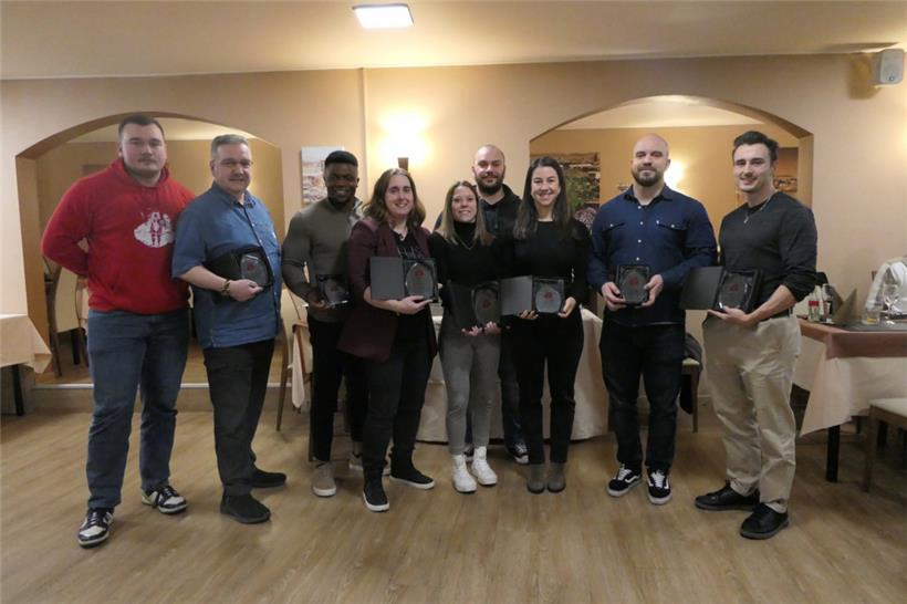 Diese Mitglieder des SC Hamm wurden bei der Generalversammlung im „Il piccolo mondo“ für ihre internationalen Erfolge geehrt: Philippe Parage, Gaston Parage, Yannick Djankou, Ankie Timmers, Mara Strzykala, Gabriel Ndoja, Alba Jurado, Gabriel De Almeida und Kevin Nilles
