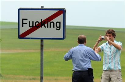 Diese Ortstafel wird nun ganz legal abmontiert: Aus Fucking wird Fugging

