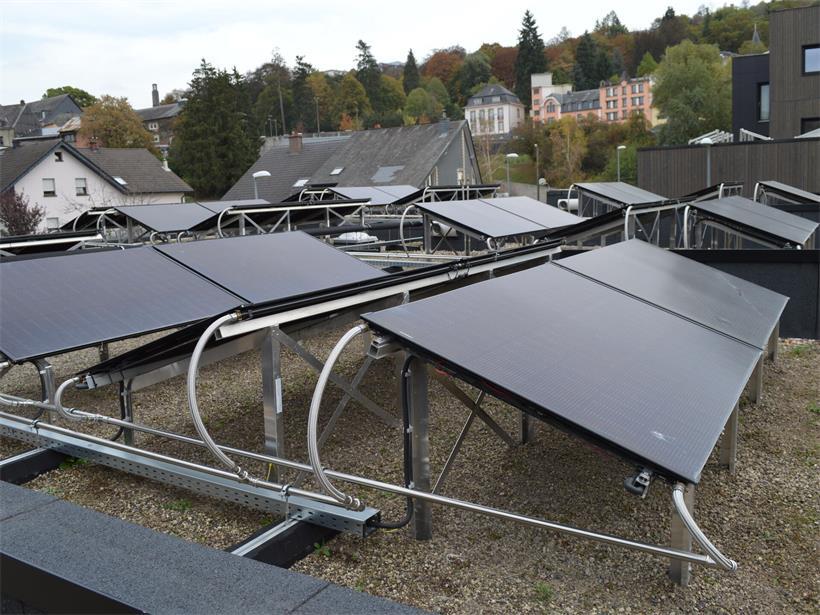 Solarstrom und Wärme: In Wiltz entsteht Europas größte PVT-Anlage Diese PVT-Kollektoren erzeugen Strom wie ein Fotovoltaikmodul und gewinnen gleichzeitig Wärme