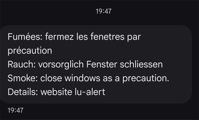 Rauch über Luxemburg: Wieso kommt die Warn-SMS nicht früher? Diese SMS wurde am Sonntagabend verschickt, als die Rauchwolke bereits über dem gesamten Land hing