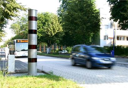 Diese Säulen kennt man inzwischen zur Genüge – ihre Weiterentwicklung, mit gleichem Aussehen, ist inzwischen auch im Einsatz: Der Streckenabschnittsradar zwischen Gonderingen und Waldhof. Ein weiterer soll nun in Schengen folgen.
