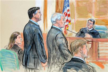 Diese Skizze des Gerichtssaals zeigt den ehemaligen FBI-Direktor James Comey (2.v.l) und seine Anwälte Jessica Carmichael (l) und Patrick J. Fitzgerald (M) während der Anklageverlesung im Bundesgerichtsgebäude

