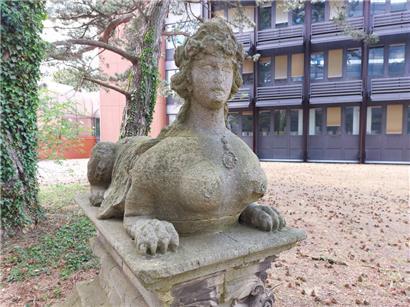 Diese Statue, wie auch ihre Zwillingsschwester, zählen zu den wenigen Überbleibseln vom ehemaligen Schloss Berwart
