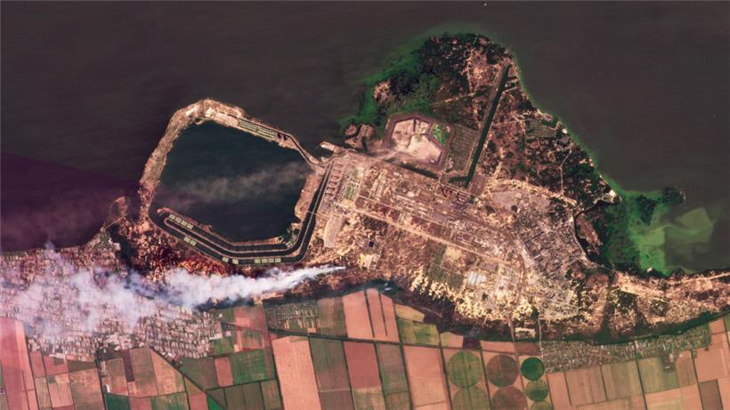 Diese Zusammenstellung von Satellitenbildern, die von Planet Labs PBC aufgenommen wurden, zeigt Rauch, der von Bränden im Kernkraftwerk Saporischschja aufsteigt. Nach einem Notfall im russisch besetzten Atomkraftwerk fordert die Ukraine dringend Aufklärung durch die Internationale Atomenergiebehörde IAEA. 
