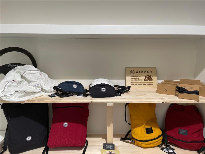 Diese besonderen Rucksäcke wurden aus Autoschrott angefertigt
