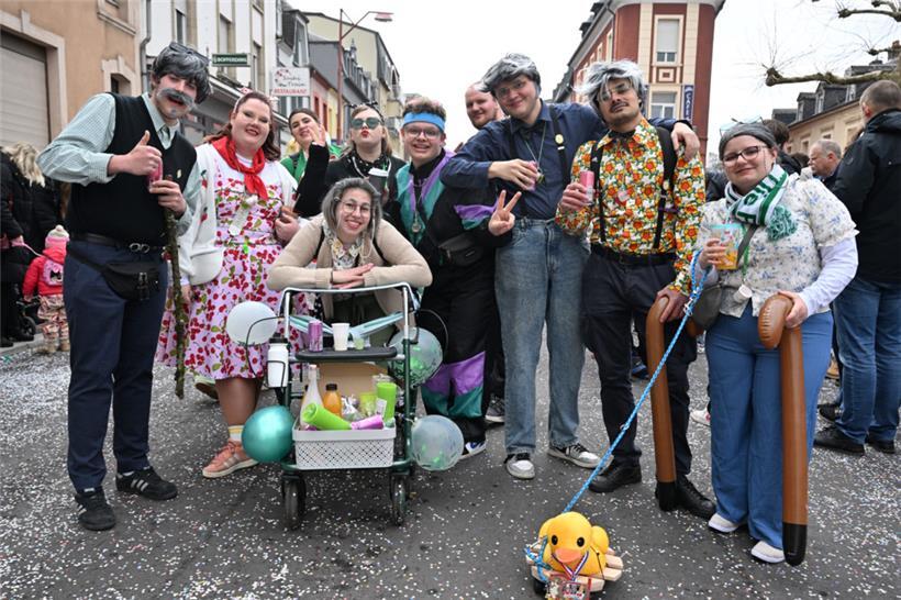 Diese jungen Menschen bei dem Petinger Umzug wollen zusammen alt werden