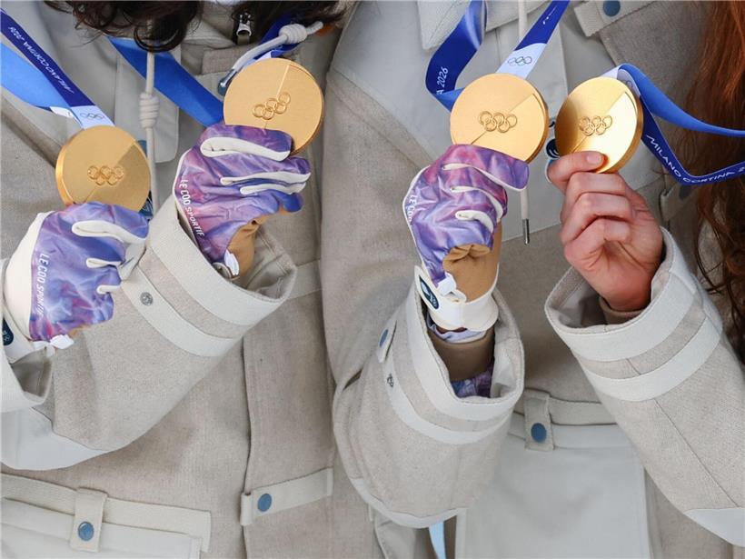 Olympische Goldmedaillen glänzend und unbeschädigt, Symbol für sportlichen Erfolg und Siege bei den Olympischen Spielen