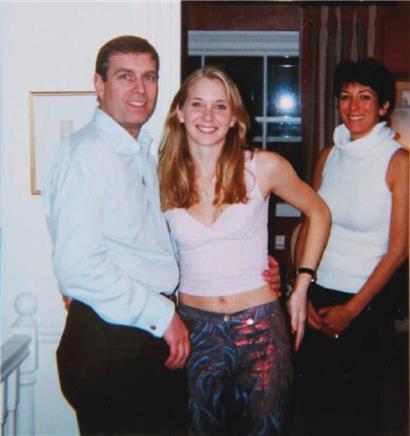 Diese undatierte, vom US-Justizministerium zur Verfügung gestellte Foto zeigt Prinz Andrew (l-r), Herzog von York, Virginia Giuffre aus den USA und Ghislaine Maxwell
