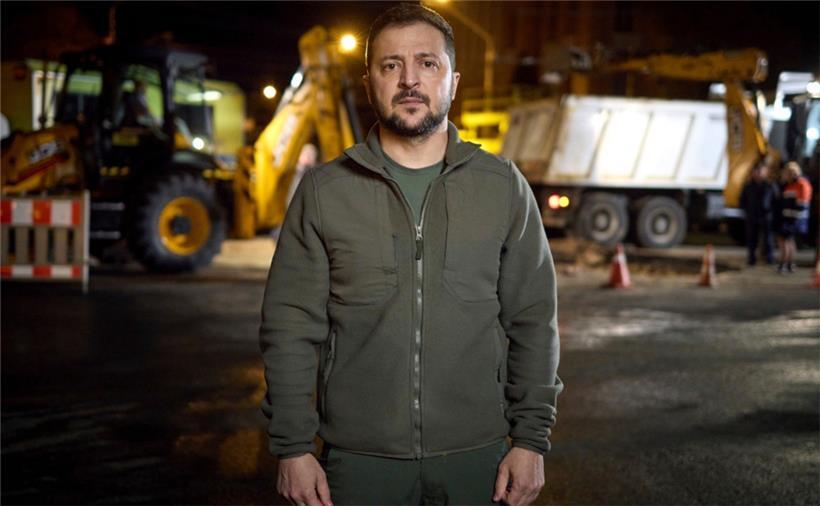 Diese vom Pressebüro des ukrainischen Präsidenten zur Verfügung gestellte Aufnahme zeigt Wolodymyr Selenskyj, Präsident der Ukraine, in der Innenstadt von Kiew am Ort eines Raketenangriffs während seiner täglichen Ansprache.
