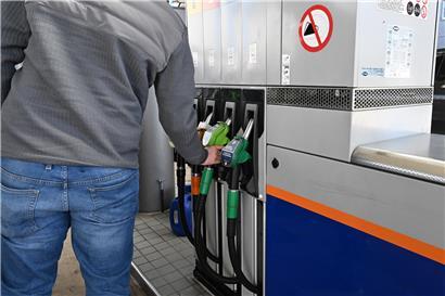 Preisschilder an Zapfsäulen zeigen steigende Diesel- und Heizölpreise ab Mittwoch