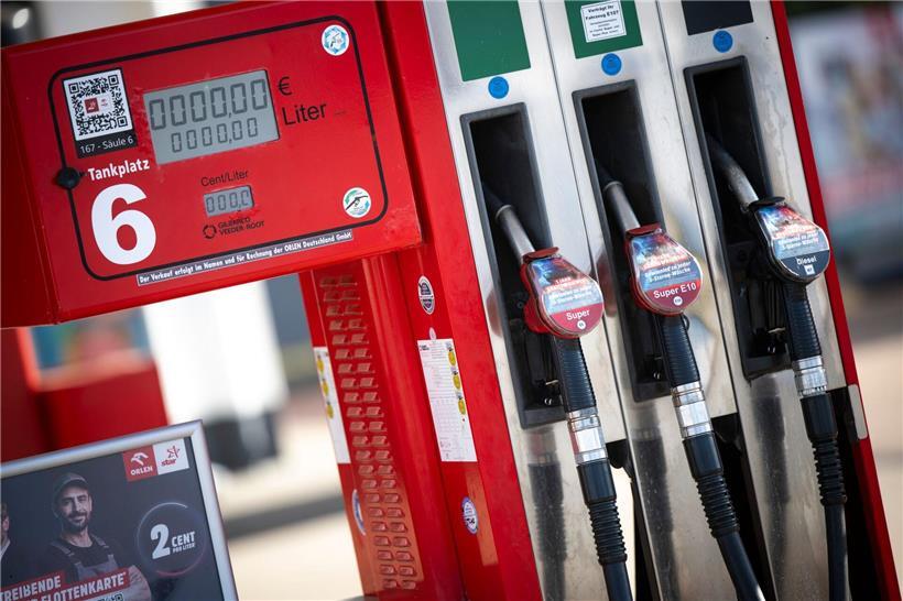 Preisschild zeigt sinkende Preise für Diesel und Heizöl an Tankstelle und Heizöl-Lager