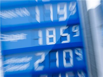 Diesel-Tankstelle mit steigenden Preisen am Dienstag, Kraftstoffkosten erhöhen sich sichtbar auf der Anzeigetafel