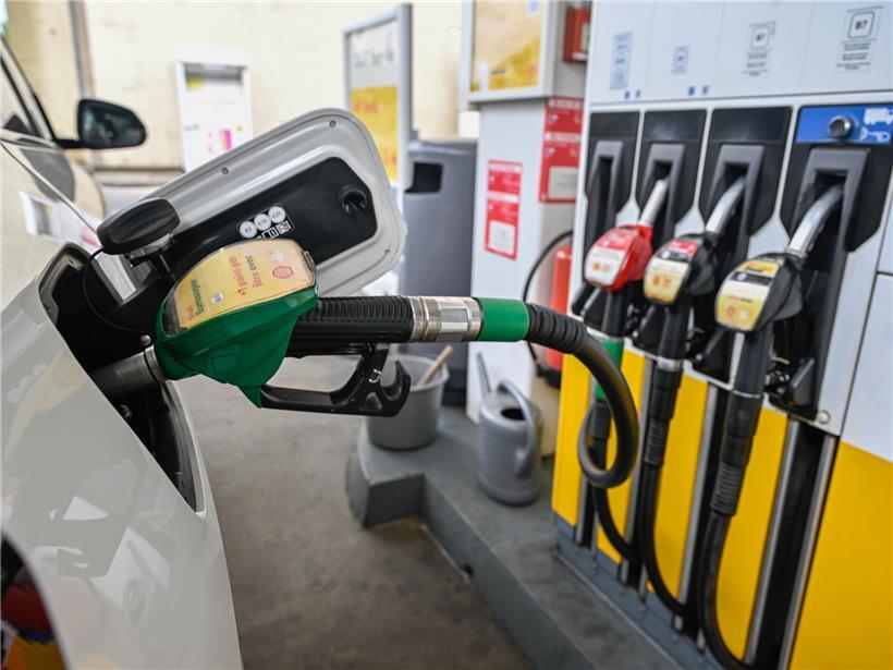 Dieselpreis sinkt am Donnerstag, Tankstelle mit Preisanzeige und Kraftstoffzapfsäule im Hintergrund