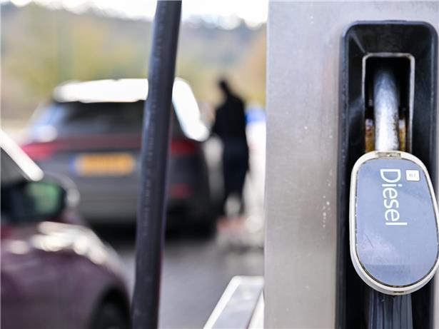 Diesel-Tankstelle mit Preisanzeige, die niedrigere Preise am Samstag für günstigen Kraftstoff zeigt