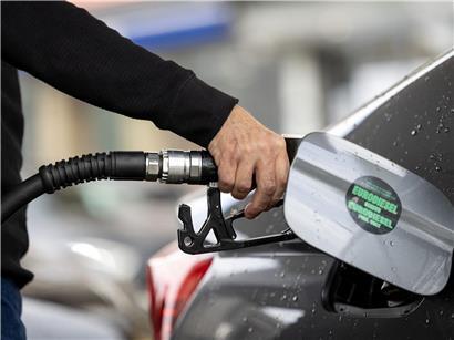 Diesel-Tankstelle mit sinkenden Preisen, günstiger Kraftstoff für Autofahrer, aktuelle Kraftstoffpreise 2024