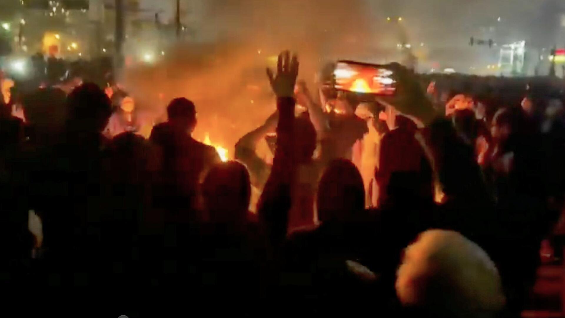 Demonstranten in Teheran tanzen und jubeln um Lagerfeuer trotz Razzien während Protesten gegen die Islamische Republik Iran.