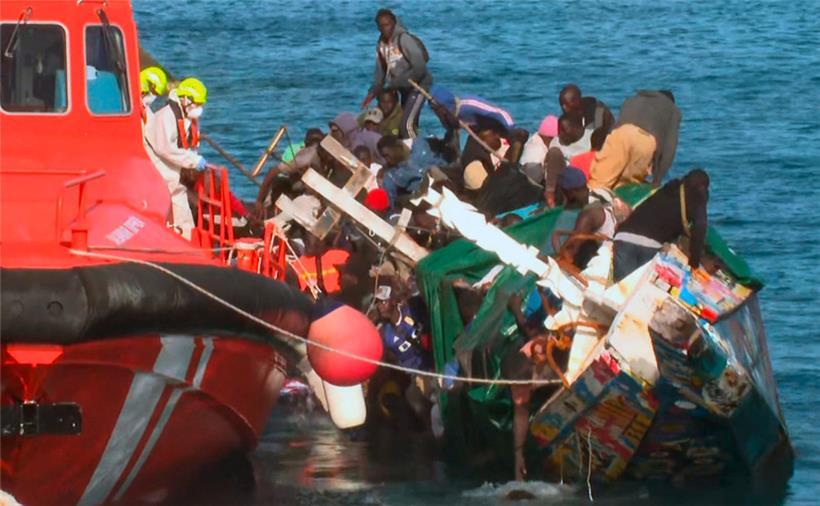 Dieser Ausschnitt aus einem von Television Canaria veröffentlichten Video zeigt das überfüllte Boot mit Migranten im Hafen von La Restinga
