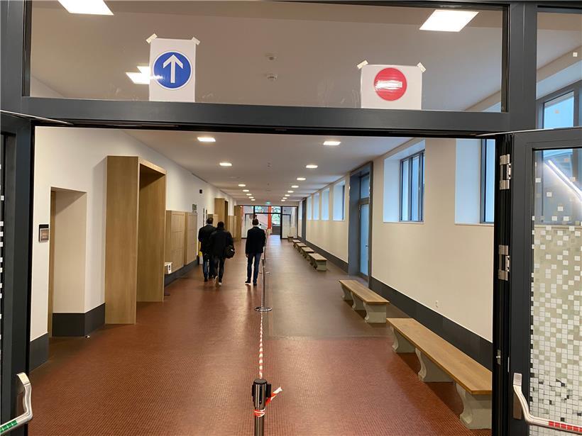 Dieser Flur im LHCE ist in zwei Laufrichtungen eingeteilt 
