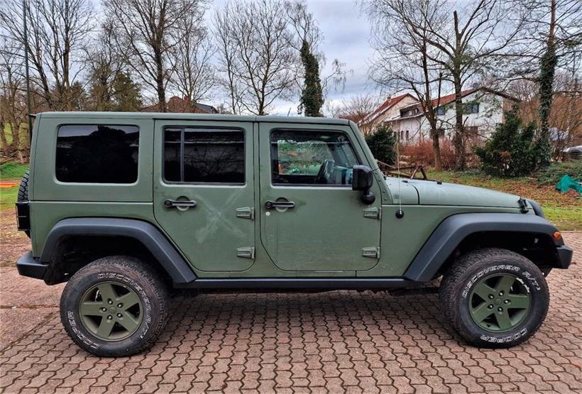 Dieser Jeep Wrangler wurde vor dem Krieg von der Armee an privat verkauft und wird derzeit wiederum zum Verkauf angeboten. Weitere sieben Exemplare befinden sich längst in der Ukraine.
