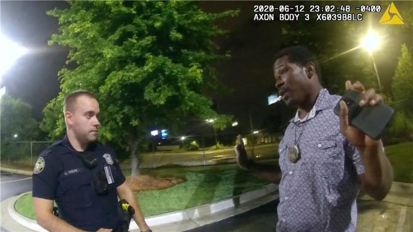 Dieser Screenshot aus einem von der Polizei von Atlanta zur Verfügung gestellten Körperkameravideo zeigt Rayshard Brooks (r.) beim Gespräch mit Polizist Garrett Rolfe auf dem Parkplatz eines Wendys-Restaurants. Der 27-jährige Brooks wurde am 12. Juni während eines Kampfes von der Polizei erschossen. Die Behörden untersuchen derzeit den Fall. Rolfe wurde nach dem Vorfall aus dem…
