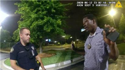 Dieser Screenshot aus einem von der Polizei von Atlanta zur Verfügung gestellten Körperkameravideo zeigt Rayshard Brooks (r.) beim Gespräch mit Polizist Garrett Rolfe auf dem Parkplatz eines Wendys-Restaurants. Der 27-jährige Brooks wurde am 12. Juni während eines Kampfes von der Polizei erschossen. Die Behörden untersuchen derzeit den Fall. Rolfe wurde nach dem Vorfall aus dem…
