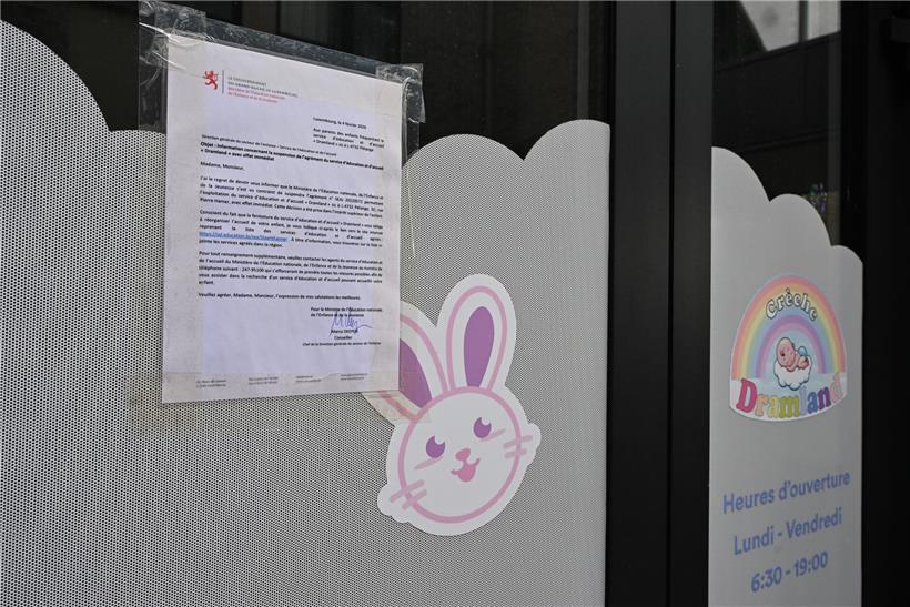 Hinweiszettel zur Schließung der Crèche für Eltern, wichtige Information zur Kinderbetreuung