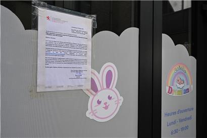 Hinweiszettel zur Schließung der Crèche für Eltern, wichtige Information zur Kinderbetreuung