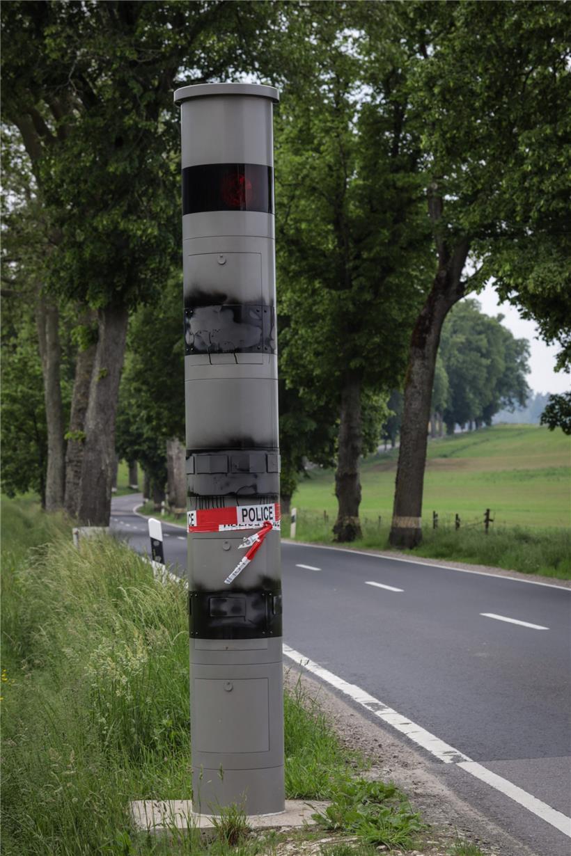 Dieser beschädigte Blitzer ist schon der zweite für das Jahr 2021
