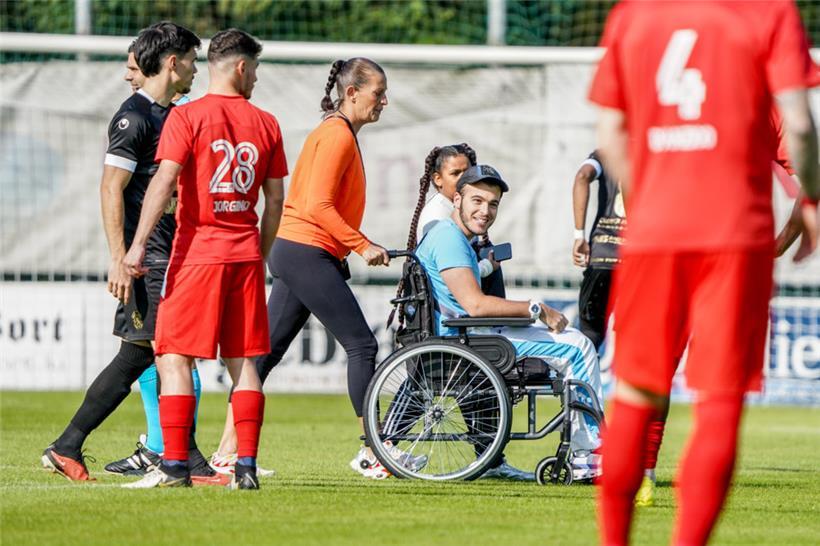 Dieser junge Mann bekam vergangenes Jahr bei einer Schießerei in Audun-le-Tiche (F) einen Querschuss ab und kann seitdem nicht mehr gehen. In Petingen bekam er von UTP-Ersatzkapitän Valentin Steinmetz ein Trikot der Mannschaft überreicht.
