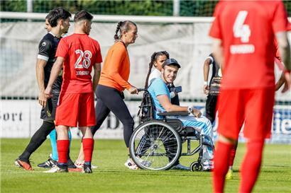 Dieser junge Mann bekam vergangenes Jahr bei einer Schießerei in Audun-le-Tiche (F) einen Querschuss ab und kann seitdem nicht mehr gehen. In Petingen bekam er von UTP-Ersatzkapitän Valentin Steinmetz ein Trikot der Mannschaft überreicht.
