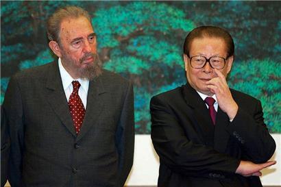 Dieses Archivbild vom 27. Februar 2003 zeigt den chinesischen Präsidenten Jiang Zemin (rechts) mit dem kubanischen Präsidenten Fidel Castro während einer Unterzeichnungszeremonie in der Großen Halle des Volkes in Peking
