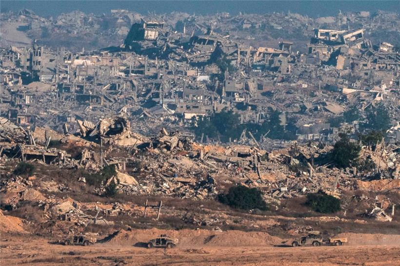 Dieses Bild, aufgenommen von einer Position nahe der israelischen Grenze zum Gazastreifen, zeigt Fahrzeuge der israelischen Armee innerhalb des belagerten Gebiets
