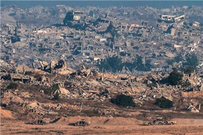 Dieses Bild, aufgenommen von einer Position nahe der israelischen Grenze zum Gazastreifen, zeigt Fahrzeuge der israelischen Armee innerhalb des belagerten Gebiets
