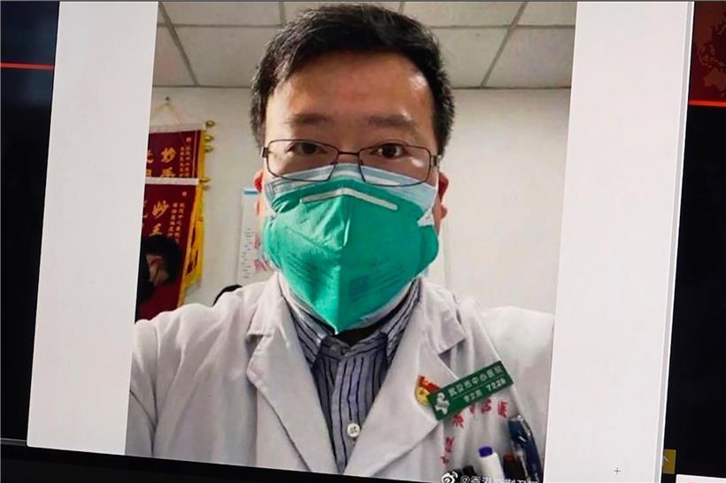 Dieses Bild aus dem Video, zeigt ein Selfie von Dr. Li Wenliang. Nach dem Tod des chinesischen Arztes Li Wenliang, der frühzeitig vor dem Ausbruch des neuartigen Coronavirus gewarnt hatte, hat die chinesische Regierung eine offizielle Untersuchung gestartet.
