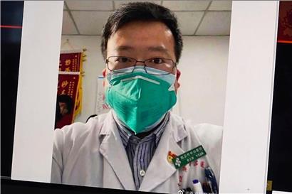Dieses Bild aus dem Video, zeigt ein Selfie von Dr. Li Wenliang. Nach dem Tod des chinesischen Arztes Li Wenliang, der frühzeitig vor dem Ausbruch des neuartigen Coronavirus gewarnt hatte, hat die chinesische Regierung eine offizielle Untersuchung gestartet.
