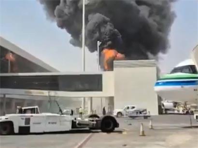 Dieses Bild aus einem Video zeigt dichten schwarzen Rauch und Flammen, die bei einem Brand am King-Khalid-Flughafen in Riad aufsteigen