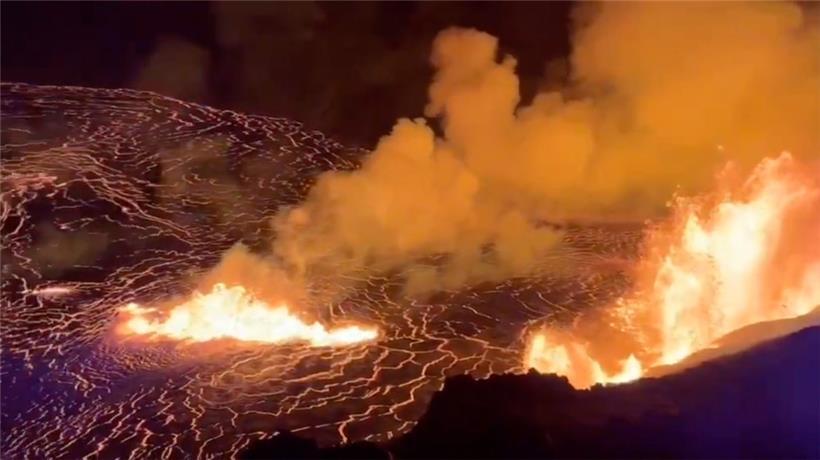 Dieses Bild aus einem vom U.S. Geological Survey zur Verfügung gestellten Video zeigt einen Lavasee, aus dem an der westlichen Caldera-Wand des Kilauea-Vulkans auf Big island, Hawaii Feuer und Rauch austritt
