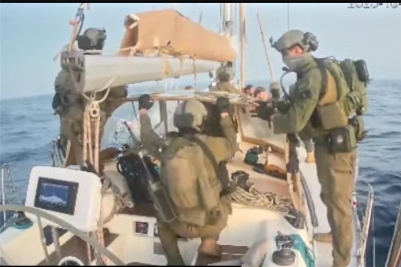 Dieses Bild aus einem von der „Global Sumud Flotilla“ veröffentlichten Video soll israelische Marinesoldaten an Bord eines der Boote der Flottille zeigen
