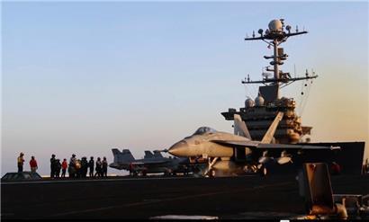 Dieses Bild aus einem von der US-Marine zur Verfügung gestellten Video zeigt ein Flugzeug, das von einem Flugzeugträger an einem ungenannten Ort vor Luftangriffen auf Sanaa, Jemen, startet
