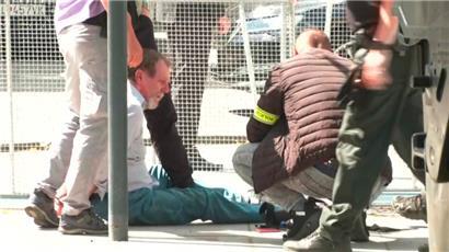 Dieses Bild einer Videoaufnahme zeigt links sitzend den mutmaßlichen Schützen, der am Mittwoch mehrere Schüsse auf den slowakischen Ministerpräsidenten Robert Fico abgefeuert hat
