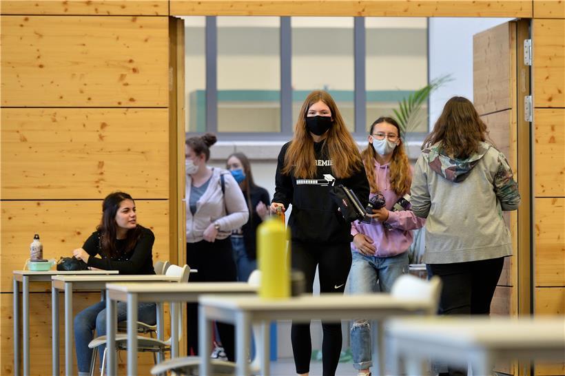 Dieses Bild stammt vom vergangenen Jahr, als die Maskenpflicht für Abiturienten in der Bank noch nicht galt. Am Montag haben die diesjährigen „Premièresexamen“ angefangen. Nun gilt stets Maskenpflicht, auch während der Prüfungen. 
