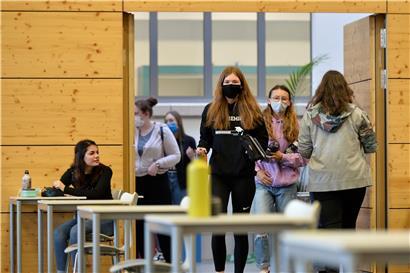 Dieses Bild stammt vom vergangenen Jahr, als die Maskenpflicht für Abiturienten in der Bank noch nicht galt. Am Montag haben die diesjährigen „Premièresexamen“ angefangen. Nun gilt stets Maskenpflicht, auch während der Prüfungen. 
