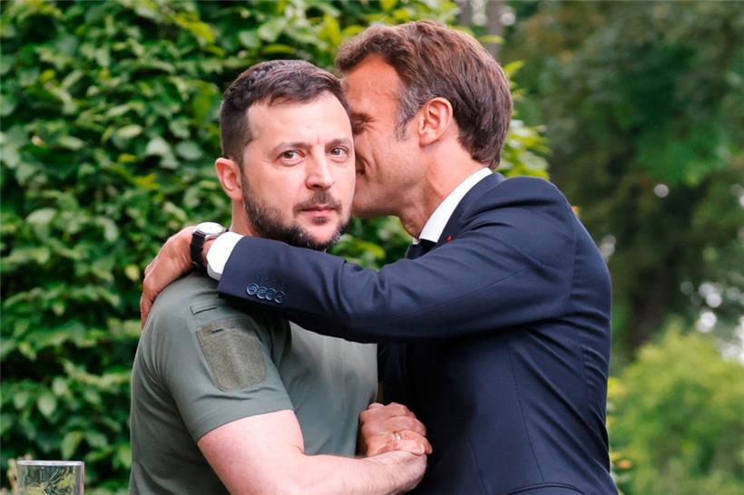 Dieses Bild vom Treffen Macrons mit Selenskyj in Kiew ging um die Welt: Was flüstert der französische Präsident dem ukrainischen da gerade ins Ohr?
